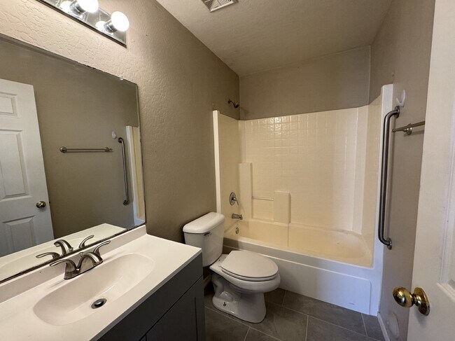 Building Photo - 43313 W Cowpath Rd