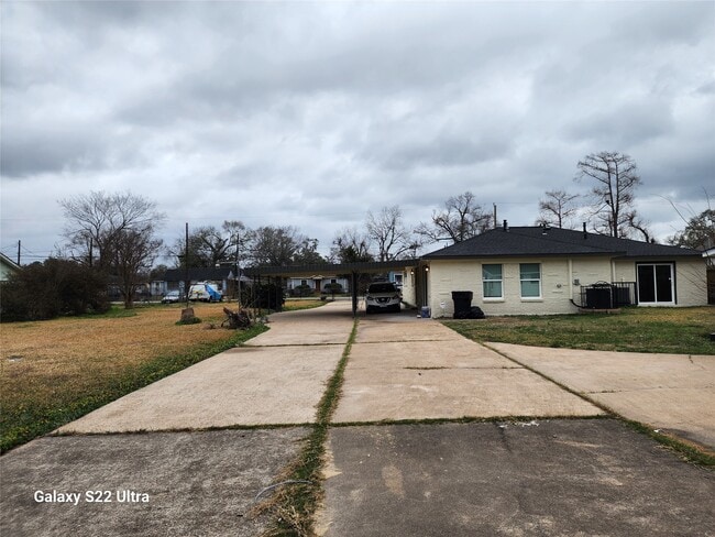 Building Photo - 702 McDaniel St