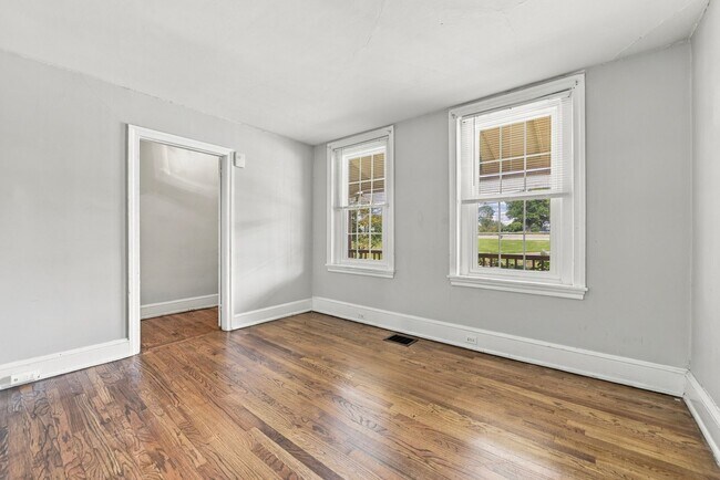 Building Photo - 730 N New St