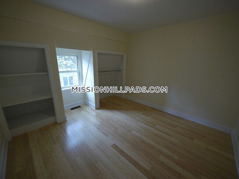 Building Photo - 5 Saint James Pl