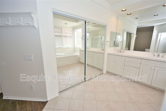 Building Photo - 2861 Golf Villa Way