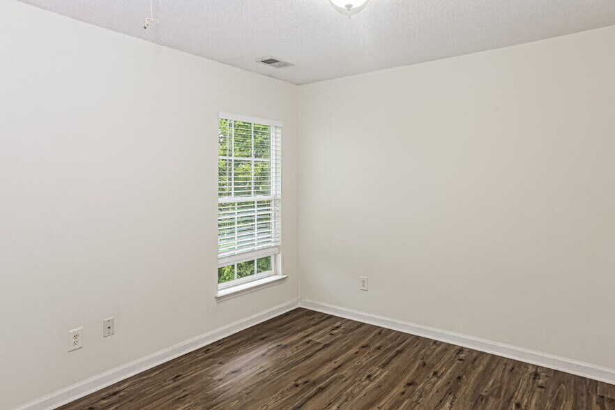 Building Photo - 1036 Meadowbrook Ln SW