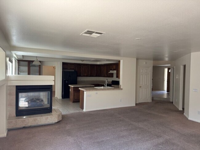Building Photo - LARGE Spacious 5 Bedroom Single Family Home!!
