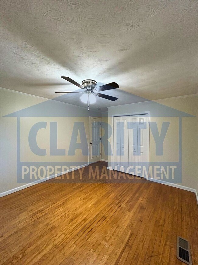 Building Photo - Three bedroom home w/ lots of storage!