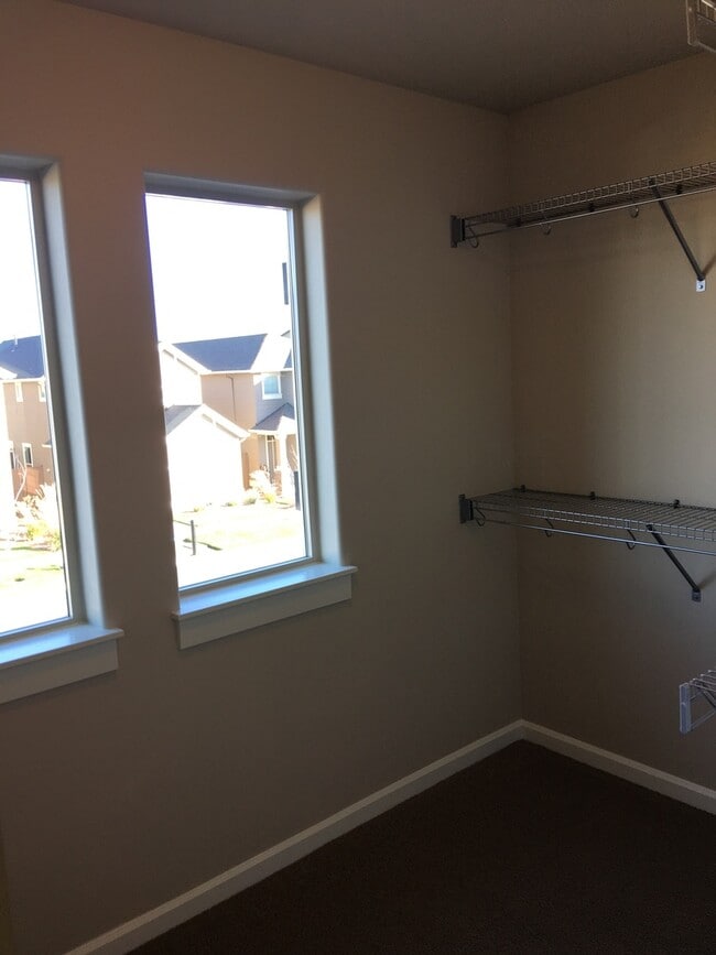 Building Photo - Gorgeous Newer Townhouse in NE Bend