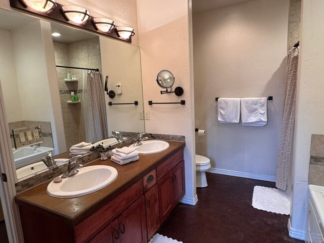 Building Photo - Stylish One-Story FULLY FURNISHED 3Bed, 2B...