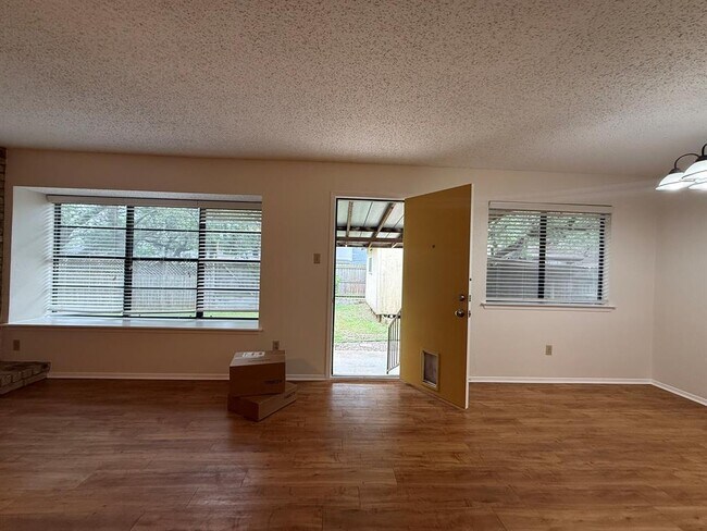 Building Photo - 305 Kimberly Dr