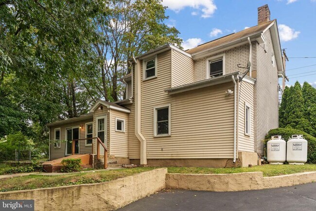 Building Photo - 158 W Butler Ave