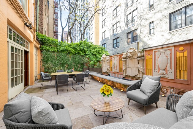 Building Photo - 313 W 71st St