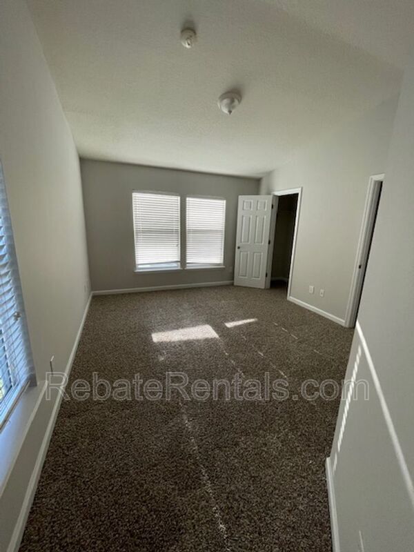 Building Photo - 13026 Sunset Lake Dr