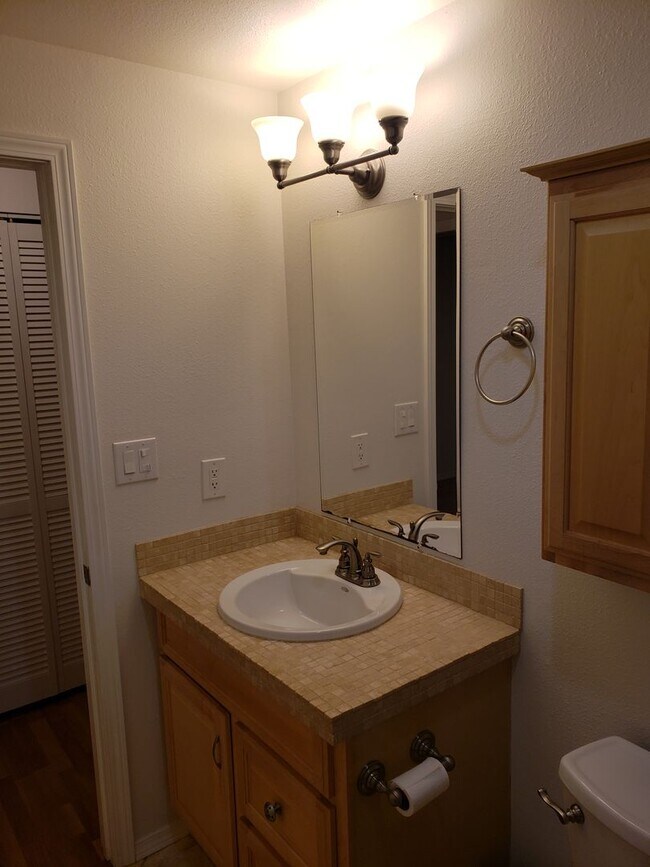 Building Photo - 1 Bedroom 1 Bath Condo with 1 Carport Park...