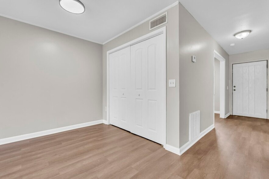 Building Photo - 803 E Broad St