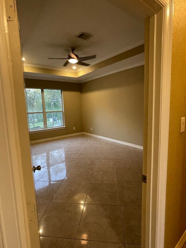 Master bedroom - 600 River Bend Dr