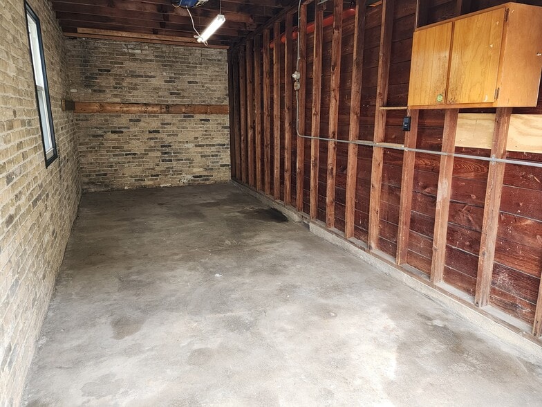 Garage 2 - 207 N 6th St