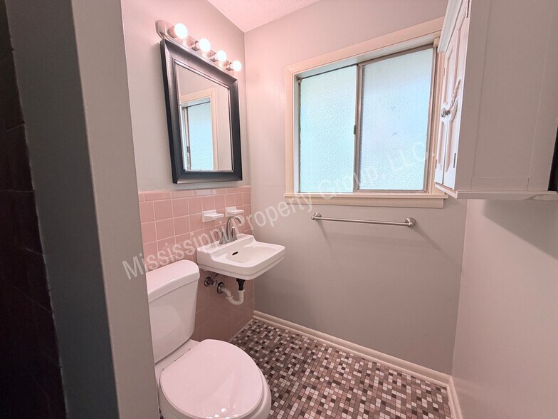 Building Photo - 1214 Beanland Dr