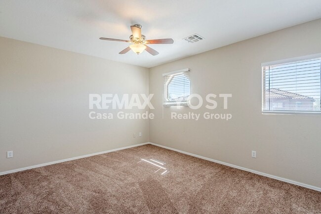 Building Photo - Spacious Living in SK Ranch!