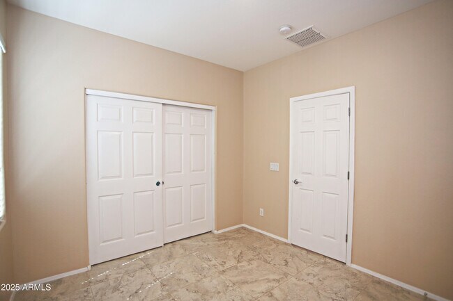 Building Photo - 1090 W Caroline Ln