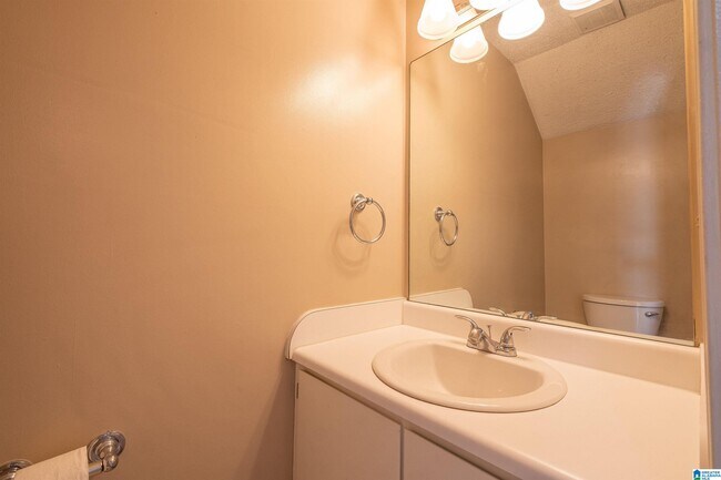 Building Photo - 1402 Applegate Dr