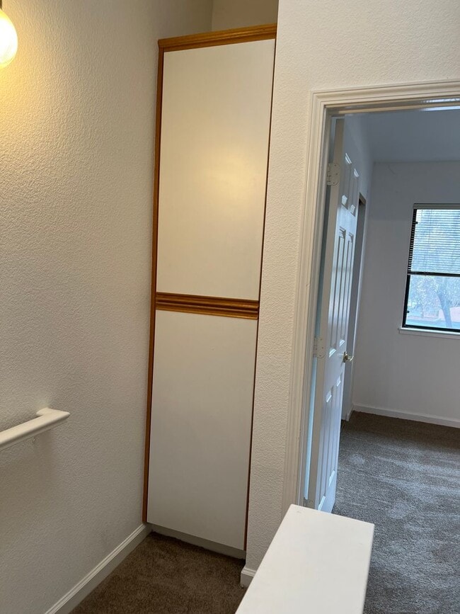 Building Photo - 2598 Oak Rd