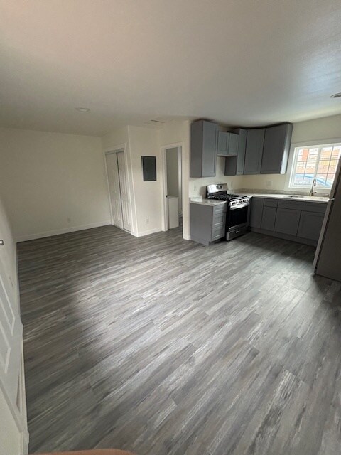 Building Photo - 10428 Somerset Blvd