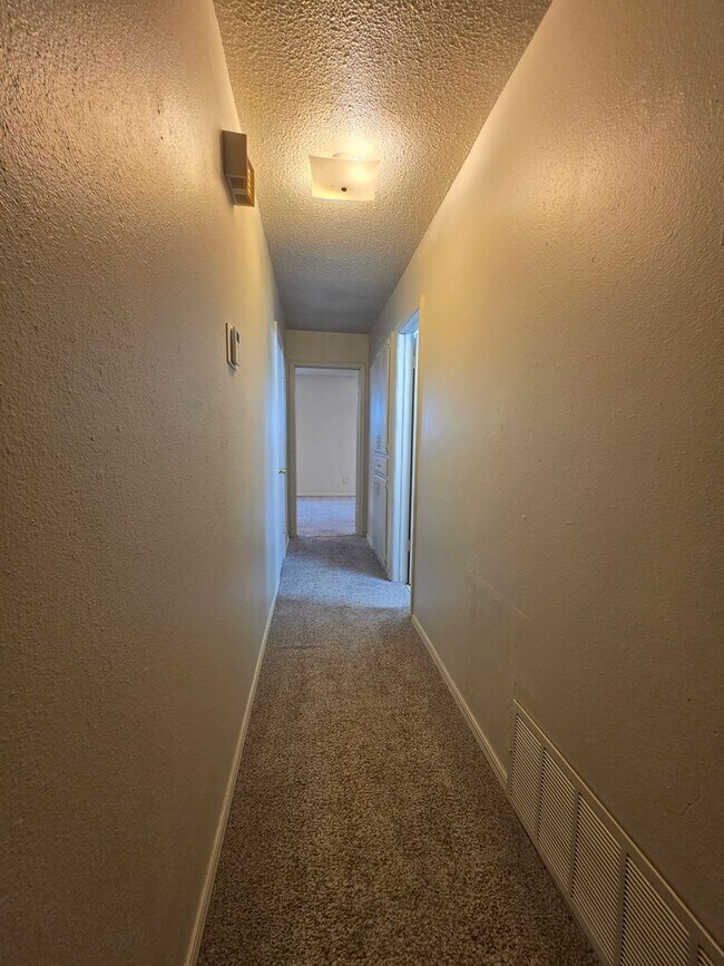 Building Photo - Cute 4 bedroom home in Shawnee