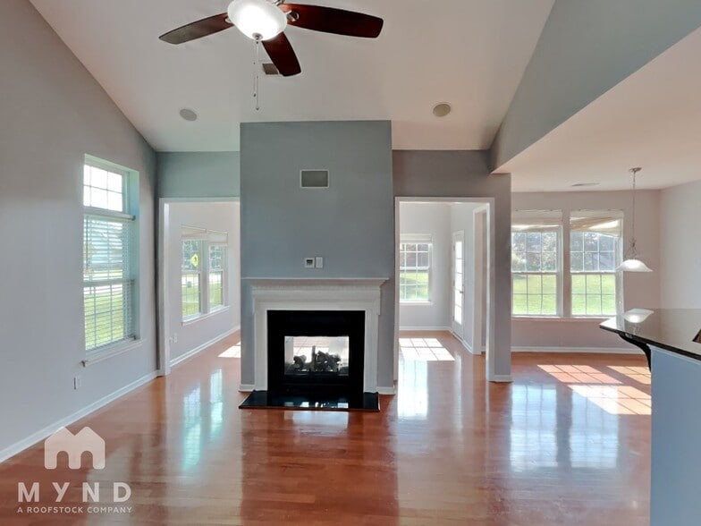 Building Photo - 606 Shoreline Blvd