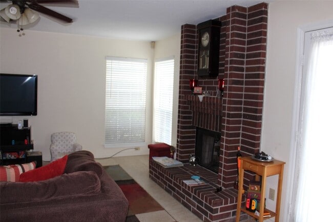 Building Photo - 7063 River Garden Dr