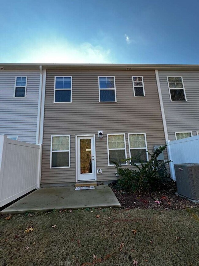 Building Photo - Three Bedroom Home