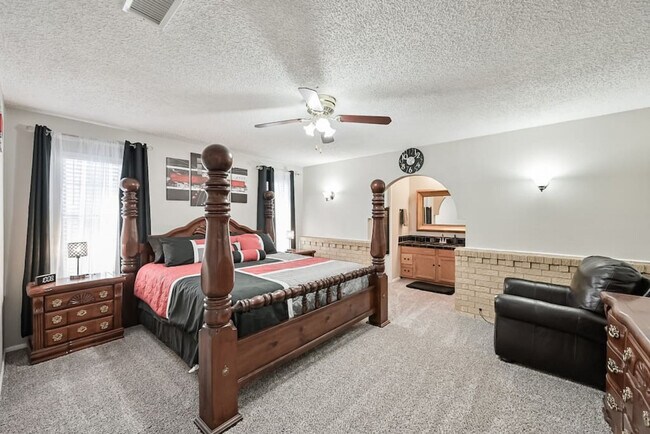 Building Photo - 1712 Meadowlane Terrace