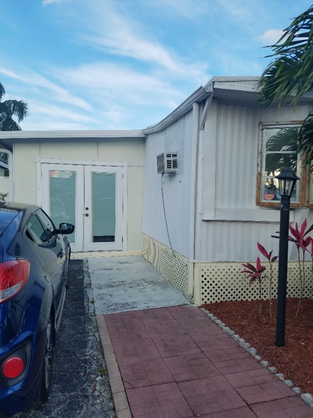 Building Photo - 3020 NW 28th Ln