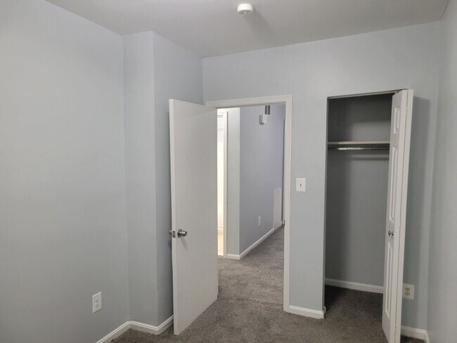 Building Photo - Spacious 3 BR/2 BA Townhome  in Greenway!