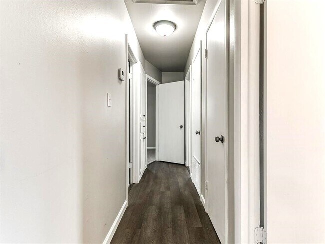 Building Photo - Super 4 Bed 1.5 Bath in the South Gate Addn in Moore, OK