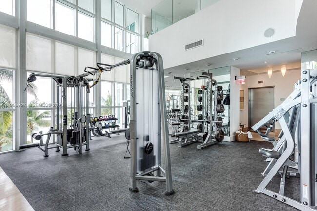 Building Photo - 1000 South Pointe Dr