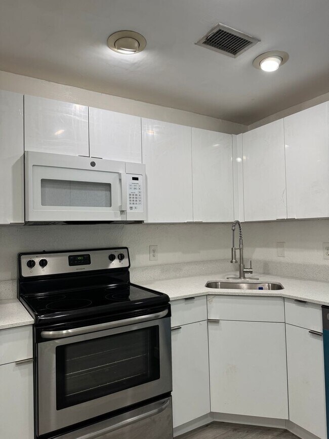 Building Photo - AVAILABLE 8/1/26 For Rent 2BD/2.5BA FULLY RENOVATED Unit- $2,400