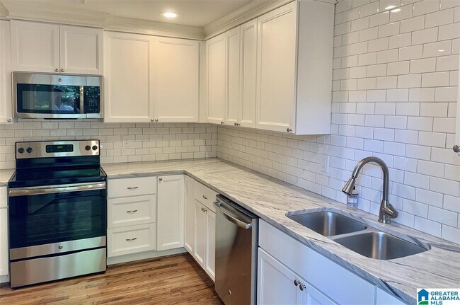 Building Photo - 808 Kingsbury Ave