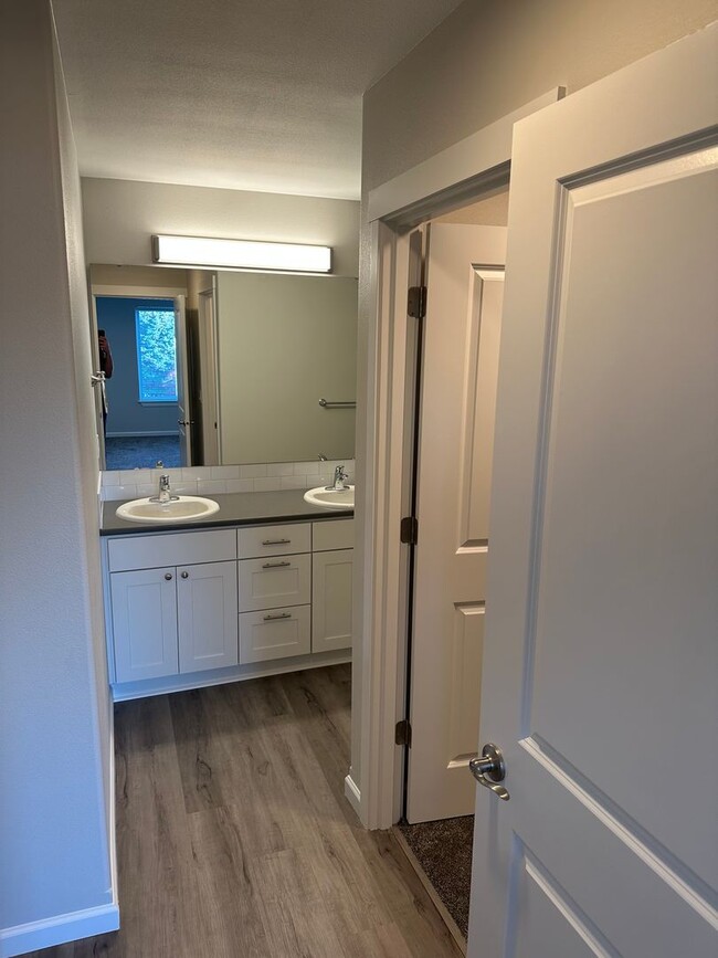 Building Photo - New 3 Bed / 2.5 Bath Duplex! $250 Amazon G...