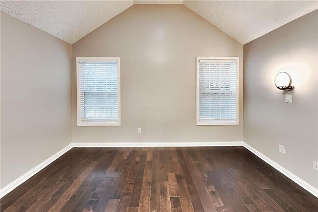 Building Photo - 985 Crystal Water Dr SE