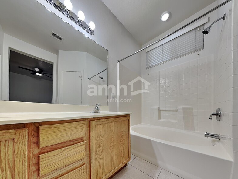 Building Photo - 2852 E Devon Ct