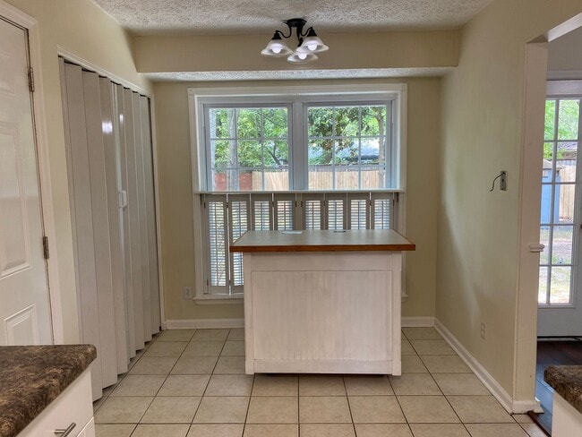 Building Photo - Adorable 3/2 on large corner lot