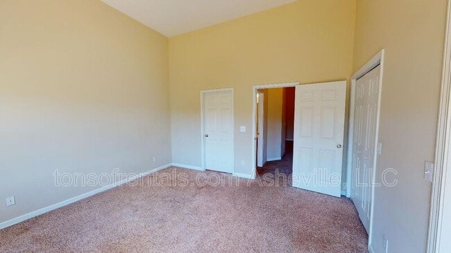 Building Photo - 19 Rotunda Cir