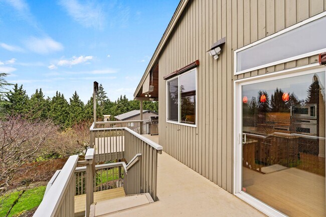Building Photo - Just Reduced and READY NOW!! - Amazing Sce...