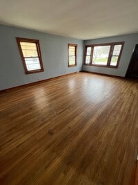Building Photo - Spacious 2 bedroom home!