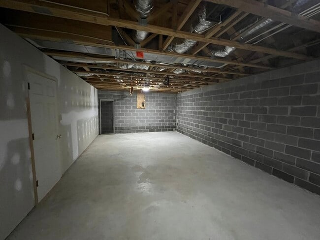 Building Photo - 303 Lake Pointe Dr