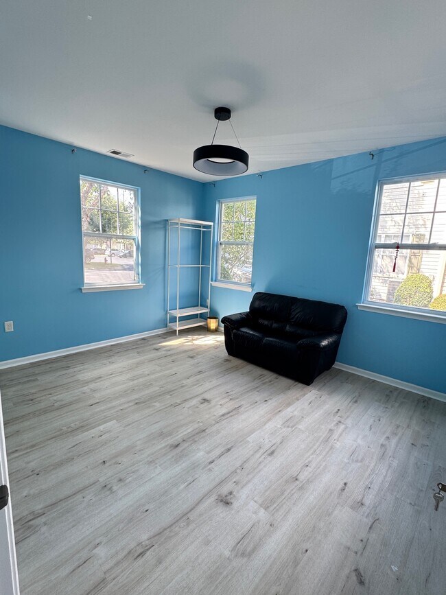 Building Photo - 1307 Emsworth Dr