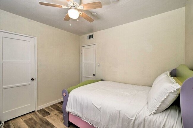 Building Photo - 4 Bed, 3 Bath, stunning home, located in t...