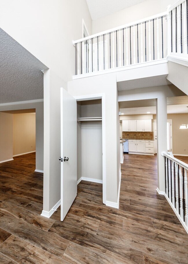 Building Photo - Stunning 5 Bedroom, 3.5 Bath Remodeled Hom...