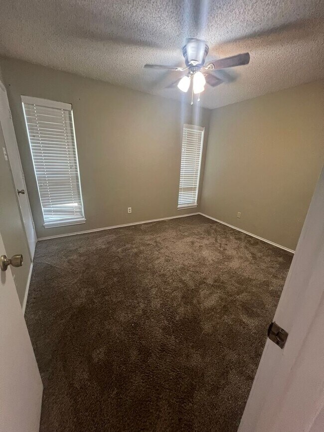 Building Photo - Very Nice 3 Bedroom