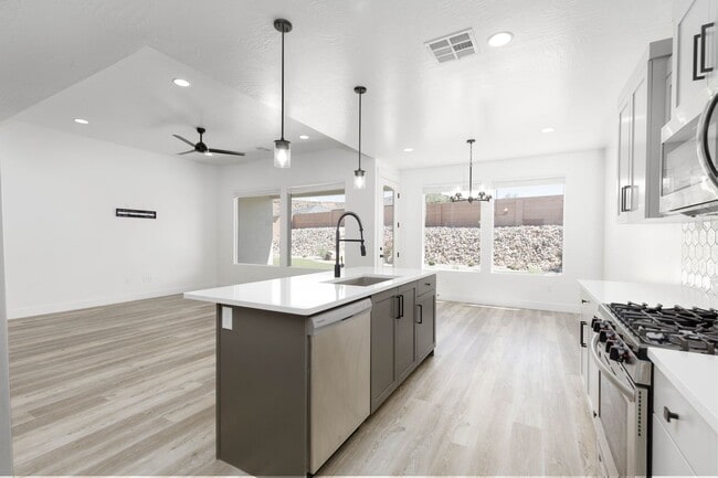 Building Photo - 3 bed plus office / 2.5 bath / 3 car Singl...
