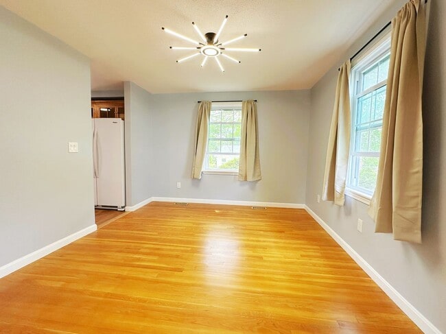 Building Photo - 10 Friar Tuck Ln