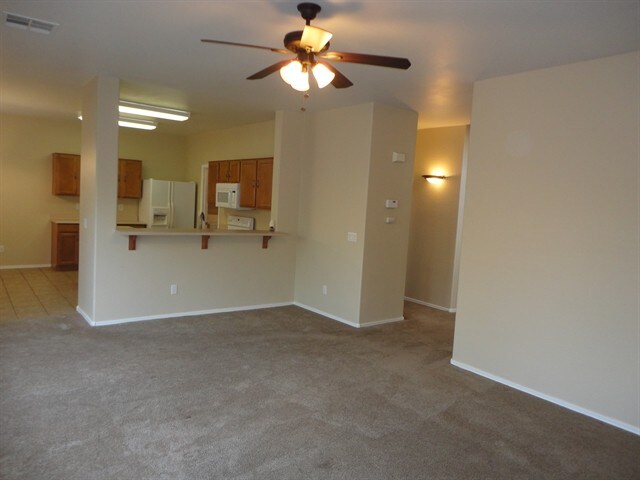 Building Photo - 420 E Palomino Way